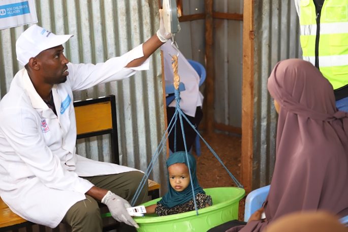Asha’s weight check at our health and nutrition post in Dulmidiid IDP camp, Baidoa